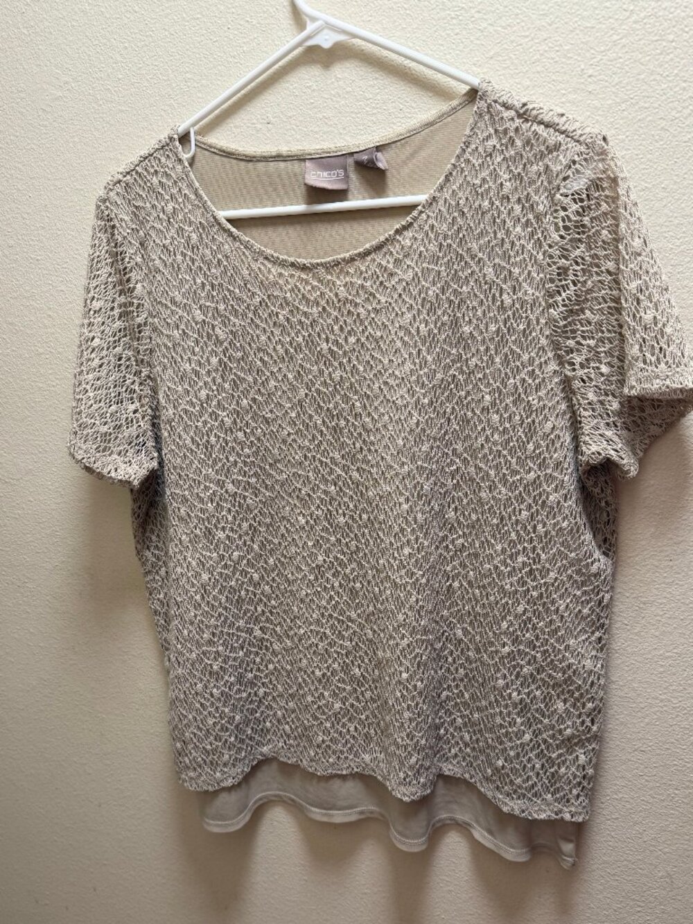 Chicos Size 2 top Beige Short Sleeve - Crochet-like shell - silky lining - EUC